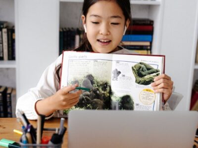 Niña frente a computador estudiando